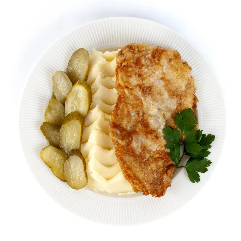 ȘNIȚEL DE PUI CU PIURE DE CARTOFI ȘI CASTRAVEȚI MURAȚI 300GR