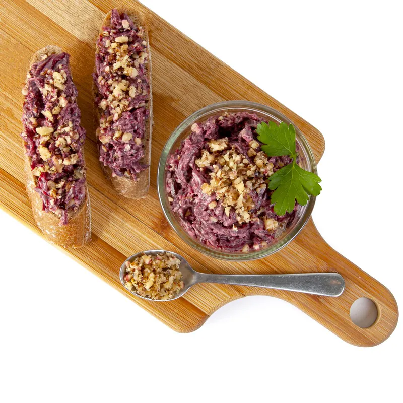 SALATĂ CU SFECLĂ, PRUNE USCATE ȘI NUCI 150 G, DE POST